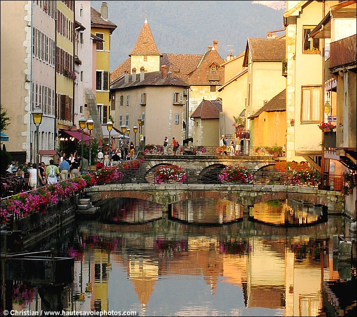 Reflets dans le canal du Thiou à Annecy