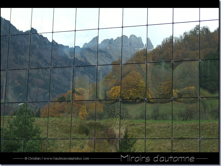 Paysage d'automne dans une façade vitrée