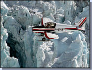 un D140 survolant un glacier