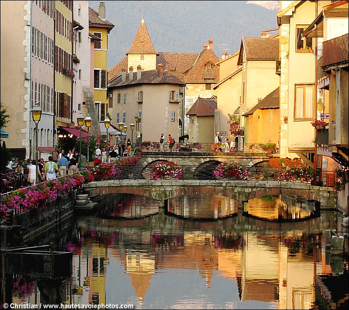 Reflets dans le canal du Thiou à Annecy