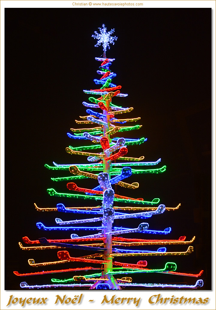 Sapin de Noël avec des skis