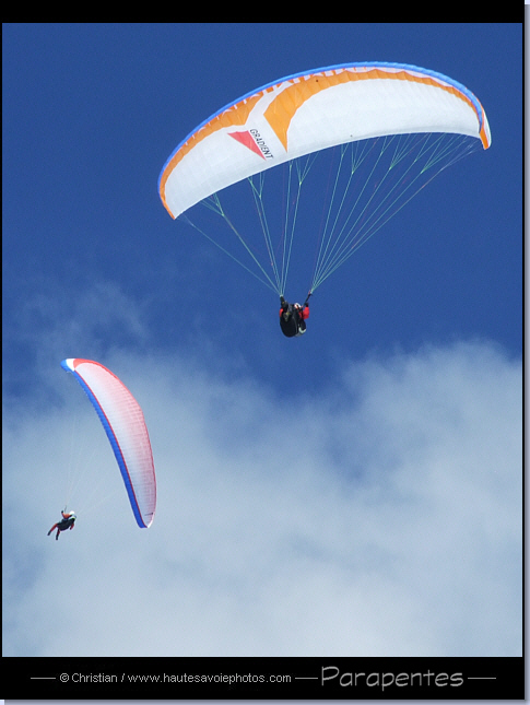 Deux parapentes au dessus du Semnoz