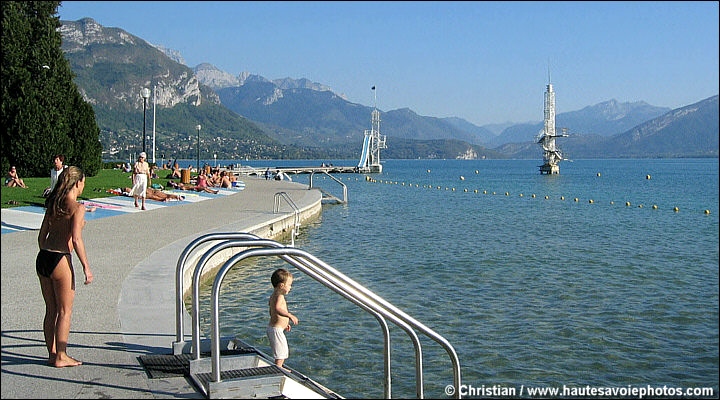 Lac d'Annecy vu de la plage de l'Impérial