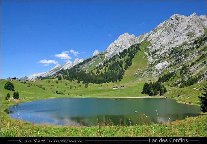 le Lac des Confins vu en été sous la chaine des Aravis