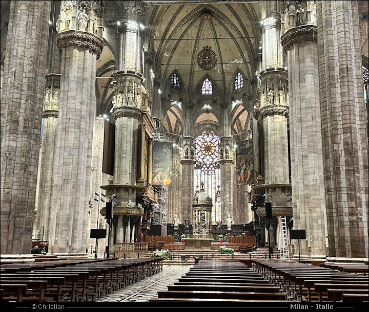 intérieur de la Cathédrale de Milan Italie - Duome Milano Italia